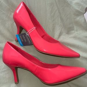 NWT. Coral Pink Heels